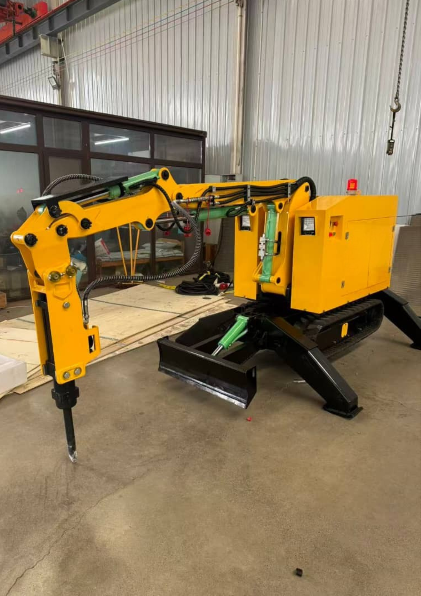 PLE120D – Robô de Engenharia Elétrico para Demolição e Operações em Espaços Reduzidos