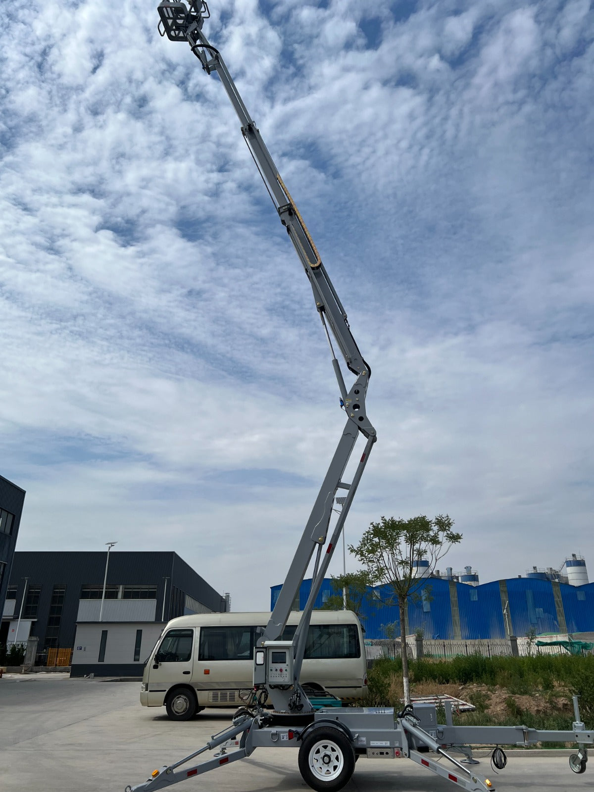 Plataforma Elevatória Articulada Rebocável 16 metros (alimentação a Diesel)