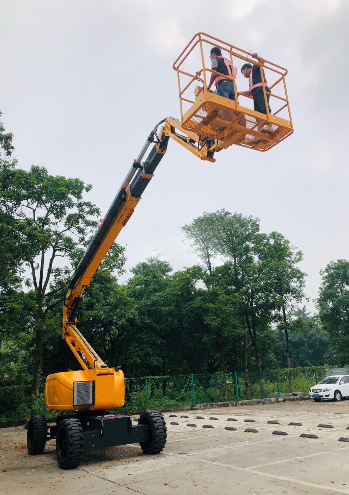 Plataforma Elevatória Articulada a Diesel 18 metros